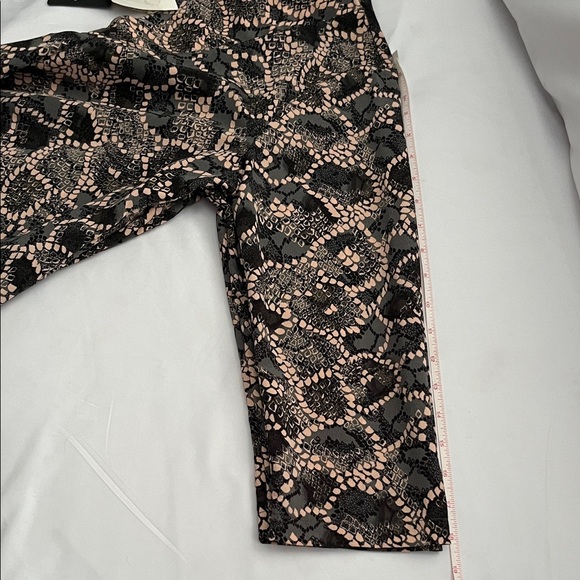 Bobeau SNAKE SKIN PRINT  Blouse - Picture 9 of 13